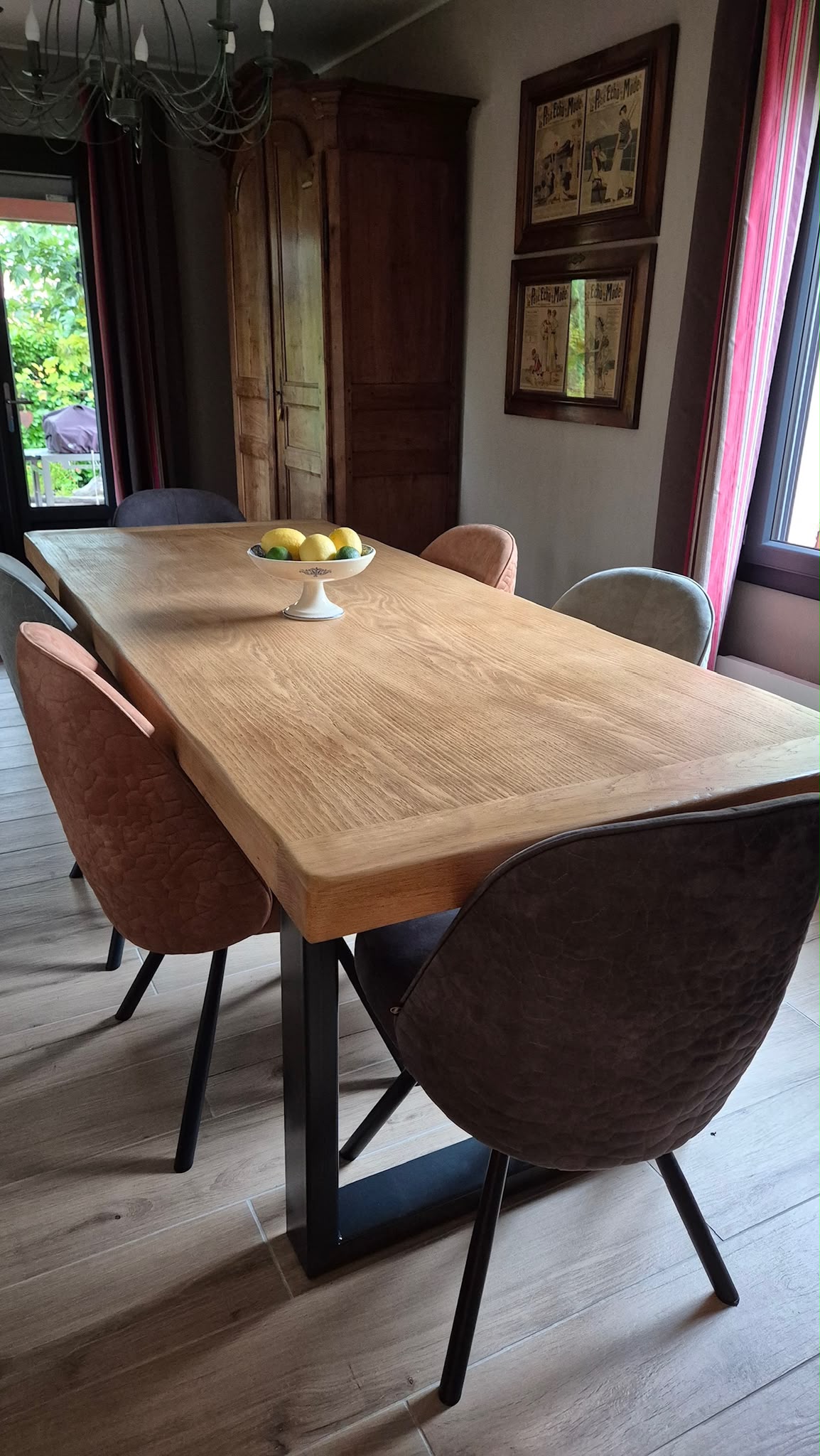 Table ancienne rénovée avec plateau en bois massif et pieds acier